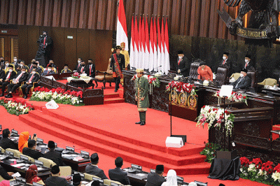 Presiden Joko Widodo mengepalkan tangan saat menyampaikan pidato kenegaraan pada Sidang Tahunan MPR dan Sidang Bersama DPR - DPD Tahun 2022.