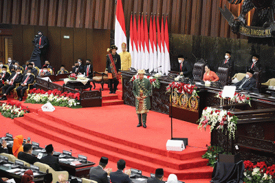 Presiden Joko Widodo mengepalkan tangan saat menyampaikan pidato kenegaraan pada Sidang Tahunan MPR dan Sidang Bersama DPR - DPD Tahun 2022.