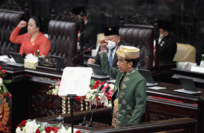 Presiden Joko Widodo mengepalkan tangan saat menyampaikan pidato kenegaraan pada Sidang Tahunan MPR dan Sidang Bersama DPR - DPD Tahun 2022.