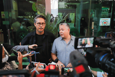 Suami Nirina Zubir, Ernest Fardiyan Syarif saat menghadiri sidang putusan kasus kasus mafia tanah di Pengadilan Negeri Jakarta Barat, Selasa (16/8/2022).