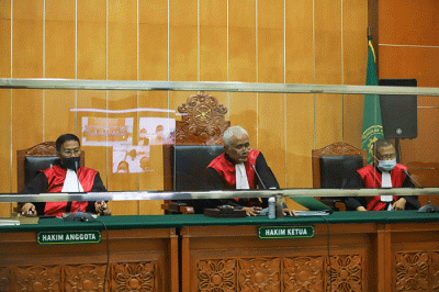 Suami Nirina Zubir, Ernest Fardiyan Syarif saat menghadiri sidang putusan kasus kasus mafia tanah di Pengadilan Negeri Jakarta Barat, Selasa (16/8/2022).
