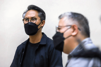 Suami Nirina Zubir, Ernest Fardiyan Syarif saat menghadiri sidang putusan kasus kasus mafia tanah di Pengadilan Negeri Jakarta Barat, Selasa (16/8/2022).