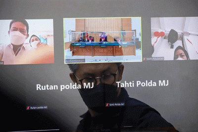 Suami Nirina Zubir, Ernest Fardiyan Syarif saat menghadiri sidang putusan kasus kasus mafia tanah di Pengadilan Negeri Jakarta Barat, Selasa (16/8/2022).