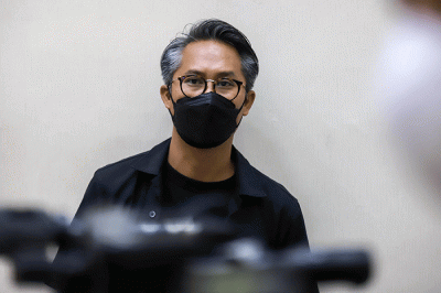 Suami Nirina Zubir, Ernest Fardiyan Syarif saat menghadiri sidang putusan kasus kasus mafia tanah di Pengadilan Negeri Jakarta Barat, Selasa (16/8/2022).