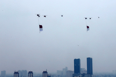 Sejumlah pesawat tempur F-16 TNI AU dan Helikopter gabungan milik TNI-Polri terbang melintas di atas Monas saat Upacara Peringatan Detik-Detik Proklamasi.