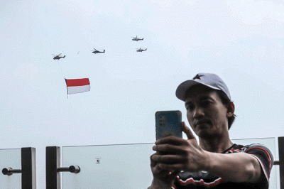 Sejumlah pesawat tempur F-16 TNI AU dan Helikopter gabungan milik TNI-Polri terbang melintas di atas Monas saat Upacara Peringatan Detik-Detik Proklamasi.