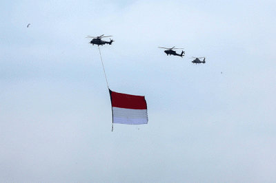 Sejumlah pesawat tempur F-16 TNI AU dan Helikopter gabungan milik TNI-Polri terbang melintas di atas Monas saat Upacara Peringatan Detik-Detik Proklamasi.