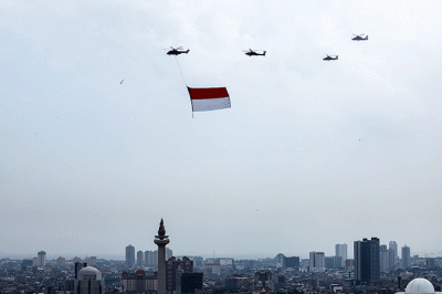 Sejumlah pesawat tempur F-16 TNI AU dan Helikopter gabungan milik TNI-Polri terbang melintas di atas Monas saat Upacara Peringatan Detik-Detik Proklamasi.