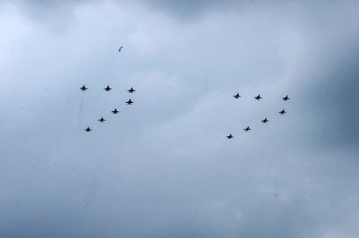 Sejumlah pesawat tempur F-16 TNI AU dan Helikopter gabungan milik TNI-Polri terbang melintas di atas Monas saat Upacara Peringatan Detik-Detik Proklamasi.
