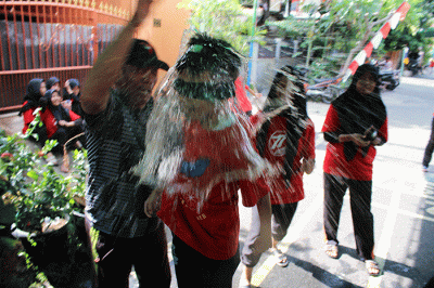 Memperingati HUT RI ke-77 warga menggelar jenis perlombaan untuk memeriahkan hari kemerdekaan di kawasan, Kemayoran, Jakarta, Rabu (17/8/2022).
