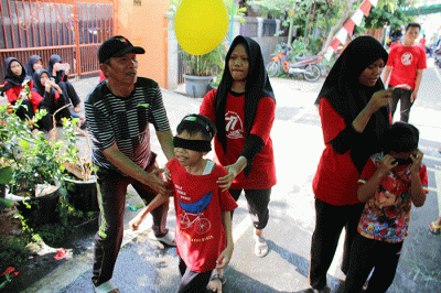 Memperingati HUT RI ke-77 warga menggelar jenis perlombaan untuk memeriahkan hari kemerdekaan di kawasan, Kemayoran, Jakarta, Rabu (17/8/2022).