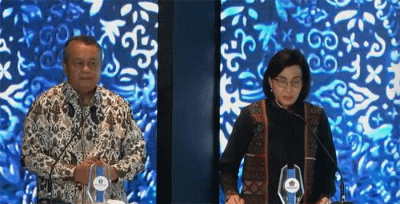 Menteri Keuangan Sri Mulyani (kanan) dan Gubernur BI Perry Warjiyo saat acara Pelucuran Uang Rupiah Kertas Tahun Emisi 2022, di Jakarta, Kamis (18/8/2022).