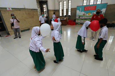 Sejumlah pelajar mengikuti lomba joget balon di Stasiun Tanjung Priok, Jakarta, Kamis (18/8/2022).