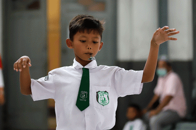 Sejumlah pelajar mengikuti lomba joget balon di Stasiun Tanjung Priok, Jakarta, Kamis (18/8/2022).