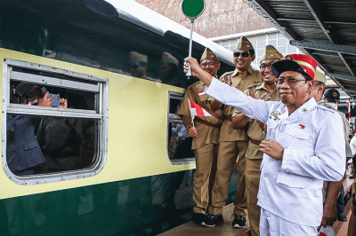 Kedatangan kereta Djoko Kendil dalam kegiatan Kereta Bersejarah Menyapa pengunjung di Stasiun Tanjung Priuk, Rabu (17/8/2022).