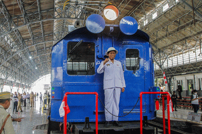 Kedatangan kereta Djoko Kendil dalam kegiatan Kereta Bersejarah Menyapa pengunjung di Stasiun Tanjung Priuk, Rabu (17/8/2022).