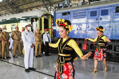 Kedatangan kereta Djoko Kendil dalam kegiatan Kereta Bersejarah Menyapa pengunjung di Stasiun Tanjung Priuk, Rabu (17/8/2022).