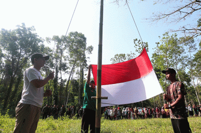 Masyarakat perkebunan bersama sejumla ormas mengikuti upacara HUT RI ke-77 di tengah perkebunan PTPN XII di Desa Pondok Rejo, Kecamatan Tempurejo.