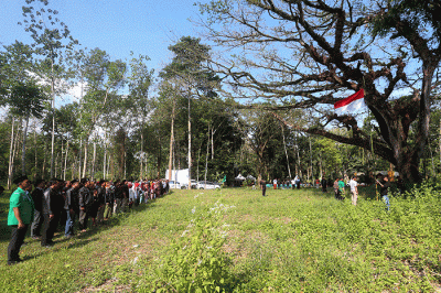 Masyarakat perkebunan bersama sejumla ormas mengikuti upacara HUT RI ke-77 di tengah perkebunan PTPN XII di Desa Pondok Rejo, Kecamatan Tempurejo.