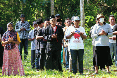 Masyarakat perkebunan bersama sejumla ormas mengikuti upacara HUT RI ke-77 di tengah perkebunan PTPN XII di Desa Pondok Rejo, Kecamatan Tempurejo.