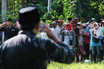 Masyarakat perkebunan bersama sejumla ormas mengikuti upacara HUT RI ke-77 di tengah perkebunan PTPN XII di Desa Pondok Rejo, Kecamatan Tempurejo.