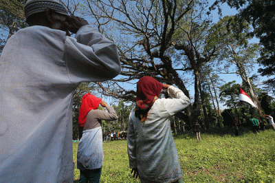 Masyarakat perkebunan bersama sejumla ormas mengikuti upacara HUT RI ke-77 di tengah perkebunan PTPN XII di Desa Pondok Rejo, Kecamatan Tempurejo.