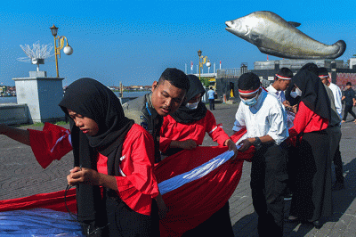 Bendera merah putih raksasa berukuran 3.000 meter persegi panjang dibentangkan usai upacara peringatan HUT ke-77 Kemerdekaan RI.