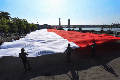 Bendera merah putih raksasa berukuran 3.000 meter persegi panjang dibentangkan usai upacara peringatan HUT ke-77 Kemerdekaan RI.