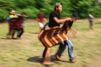 Warga Dusun IV Desa Saluran, Kecamatan Talang Kelapa, Kabupaten Banyuasin, Sumatera Selatan dengan semangat mengikuti berbagai lomba.