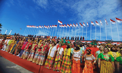 Suasana upacara peringatan Hari Kemerdekaan Republik Indonesia (RI) ke 77 Tahun di pelataran Bugis Makassar, Anjungan Pantai Losari, Makassar.