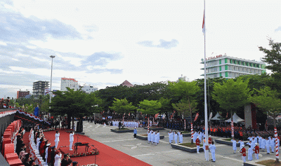 Suasana upacara peringatan Hari Kemerdekaan Republik Indonesia (RI) ke 77 Tahun di pelataran Bugis Makassar, Anjungan Pantai Losari, Makassar.