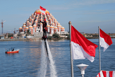 Suasana upacara peringatan Hari Kemerdekaan Republik Indonesia (RI) ke 77 Tahun di pelataran Bugis Makassar, Anjungan Pantai Losari, Makassar.