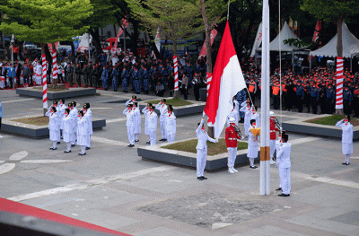 Suasana upacara peringatan Hari Kemerdekaan Republik Indonesia (RI) ke 77 Tahun di pelataran Bugis Makassar, Anjungan Pantai Losari, Makassar.