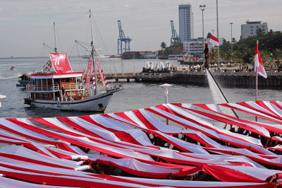 Suasana upacara peringatan Hari Kemerdekaan Republik Indonesia (RI) ke 77 Tahun di pelataran Bugis Makassar, Anjungan Pantai Losari, Makassar.
