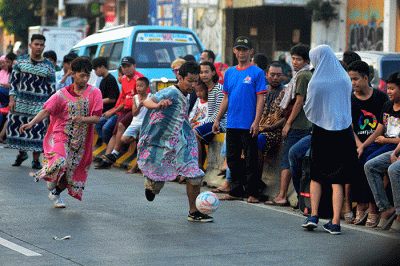 Warga berebut bola saat lomba sepak bola mengenakan kotum daster di Kampung Pulo, Jatinegara, Rabu (17/8/2022).
