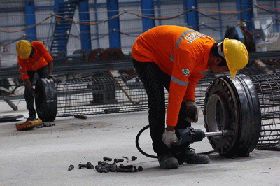 Pekerja melakukan pimindahan Spun Pile atau paku beton di Plant Gasing, pabrik pembuatan khusus beton PT Waksita Beton Precast Tbk di Banyuasin.