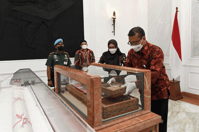 Sekretariat Presiden mengembalikan naskah asli teks proklamasi tulisan tangan sang proklamator Ir. Soekarno kepada Arsip Nasional Republik Indonesia (ANRI).