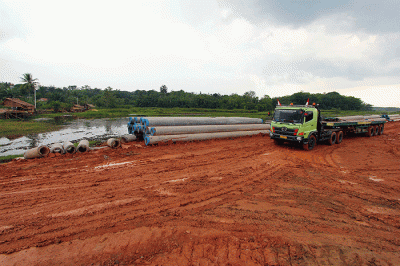 Pembangunan proyek Jalan Tol Kayu Agung-Palembang-Betung seksi 3 dan paket IV Seksi 3B di Sembawa, Banyuasin, Palembang, Sumatera Selatan, Kamis (18/8/2022).