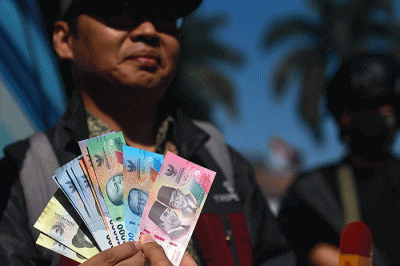 Warga Kota Palembang memanfaatkan kesempatan pertama menukarkan uang kertas rupiah baru tahun emisi 2022.