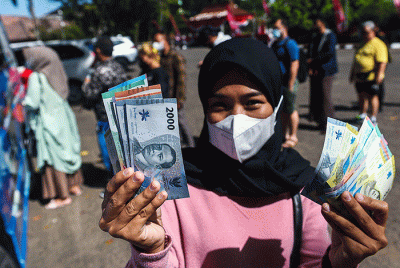 Warga Kota Palembang memanfaatkan kesempatan pertama menukarkan uang kertas rupiah baru tahun emisi 2022.