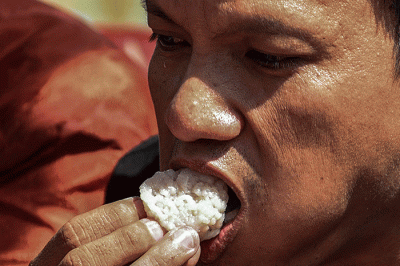 Peserta lomba makan pempek adu kuat dan cepat makan sebanyak 40 buah pempek berbagai jenis di Kampung Kreatif Pempek Tanggo Rajo Cindo.
