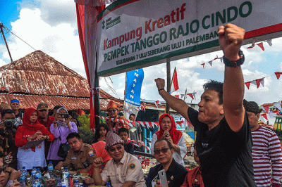 Peserta lomba makan pempek adu kuat dan cepat makan sebanyak 40 buah pempek berbagai jenis di Kampung Kreatif Pempek Tanggo Rajo Cindo.