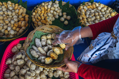 Peserta lomba makan pempek adu kuat dan cepat makan sebanyak 40 buah pempek berbagai jenis di Kampung Kreatif Pempek Tanggo Rajo Cindo.