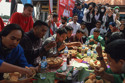 Peserta lomba makan pempek adu kuat dan cepat makan sebanyak 40 buah pempek berbagai jenis di Kampung Kreatif Pempek Tanggo Rajo Cindo.