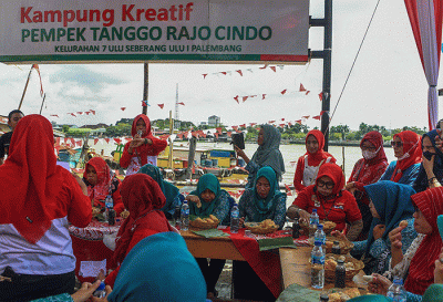 Peserta lomba makan pempek adu kuat dan cepat makan sebanyak 40 buah pempek berbagai jenis di Kampung Kreatif Pempek Tanggo Rajo Cindo.