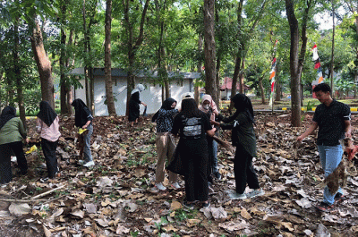 Mahasiswa baru Universitas Negeri Semarang membersihkan sampah plastik di lingkungan kampus dalam kegiatan Program Pengenalan Kehidupan Kampus Mahasiswa Baru.