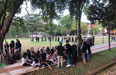 Mahasiswa baru Universitas Negeri Semarang membersihkan sampah plastik di lingkungan kampus dalam kegiatan Program Pengenalan Kehidupan Kampus Mahasiswa Baru.