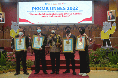 Mahasiswa baru Universitas Negeri Semarang membersihkan sampah plastik di lingkungan kampus dalam kegiatan Program Pengenalan Kehidupan Kampus Mahasiswa Baru.