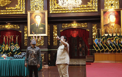 Menteri Pertahanan Prabowo Subianto menerima kunjungan Menteri Sekretaris Negara Pratikno di Kementerian Pertahanan RI, Jakarta, Kamis (18/8/2022).