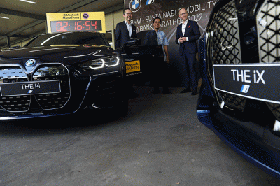 Seremonial serah terima kendaraan listrik BMW iX, BMW i4 dan MINI di Tangerang, Banten, Jumat (19/8/2022).